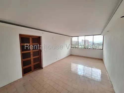 Apartamento Al Este De Barquisimeto: 83m² Para Acondicionar, 3 Habitaciones Y Puesto Techado @eloisabermudez.rah
