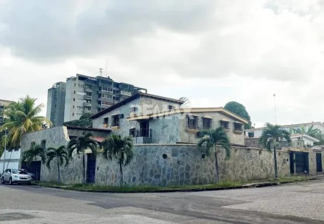 Casa De Esquina Calle Paez Urb La Viña Valencia