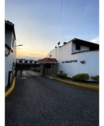 Casa En Venta De Dos Niveles Los Eucaliptos Llano Alto