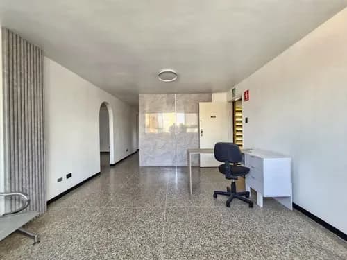 Alquiler De Oficina Estratégicamente Ubicada En Mariperez Con Pe
