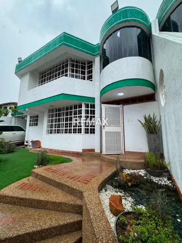 TOWNHOUSE EN ALQUILER EN ZONA PRIVILEGIADA DE LECHERIA