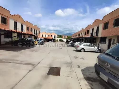 Townhouse En Venta En Excelnte Zona Conjunto Cerrado Akmg Tazajal Naguanagua 24-28629