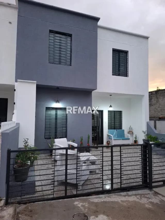 CASA DE LUJO EN VENTA EN URB BRISAS DE PARAMILLO