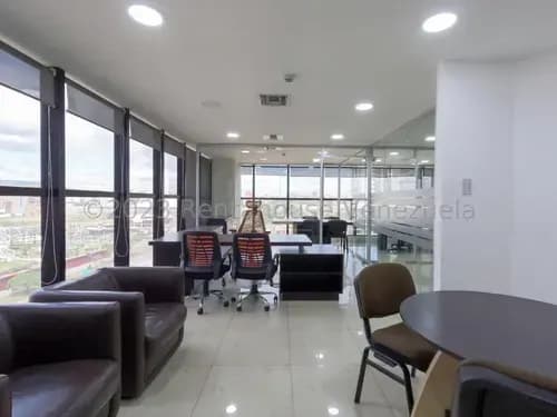 Hermosa Oficina En Venta En El Triangulo Del Este De Barquisimeto, Héctor Malavé, Cód. 25-4336, Amoblada, Con Espacios Laborables.