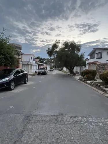 En Venta Casa Quinta A Una Cuadra Del Cc Trigaleña Plaza