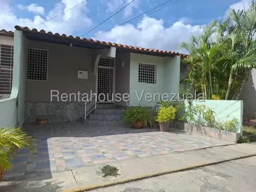Rentahouse Lara Vende Acogedora Casa De 140 M2 En Urbanismo Privado, 2 Hab Con Clósets, Cocina Empotrada, Patio Social Y 3 Puestos. ¡cerca De Ciudad Traki Y Servicios!