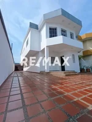 EN VENTA ESPECTACULAR CASA EN LA URBANIZACION LA PRADERA