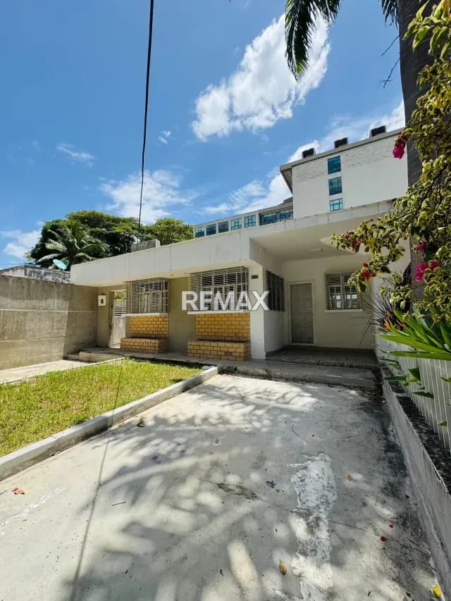 En venta casa comercial a remodelar en la urb.la viña