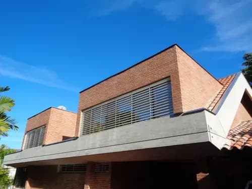 Travertino En Las Áreas Sociales Y De Parquetec En Las Habitaciones. Ubicada En Una Exclusiva Y Segura Calle Cerrada Con Vigilancia Privada. Está En Macaracuay