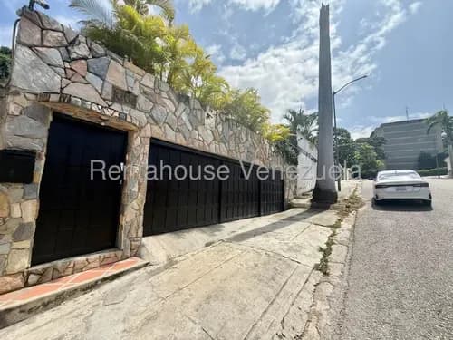 Casa En Venta En El Cafetal, Segura, Cómoda Y Con Bellos Jardines