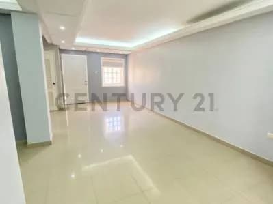 DISPONIBLE PARA ALQUILER TH. EN CONJ. RES. LAGO COUNTRY III