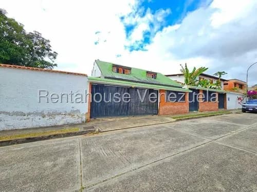 Casa En Venta Para Remodelar Con Amplio Jardin En Lomas De La Lagunita El Hatillo Conjunto Cerrado Con Vigilancia Negociable 25-17530