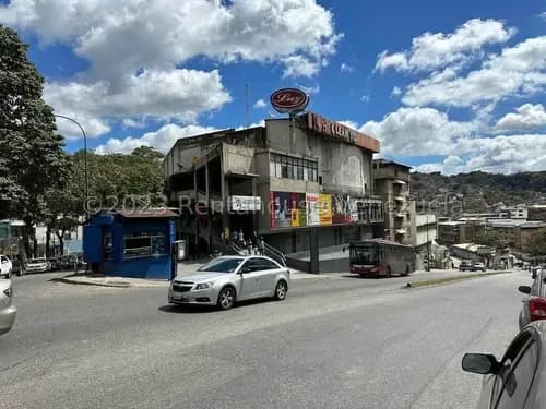 # 23-33816, Local Comercial De 880 Mts. Increíble Ubicación, En La Principal Del Llanito. Excelente Local Era Utilizado Como Estudio De Televisión, Es Útil Para Cualesquier Tipo De Uso,lesbia Morales
