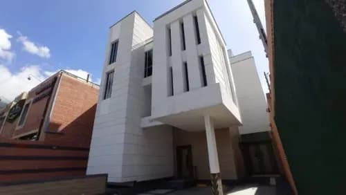 Venta Edificio En La Florida En Obra Limpia. Edificación En Etapa Final De Construcción. Cuenta Con 4 Niveles