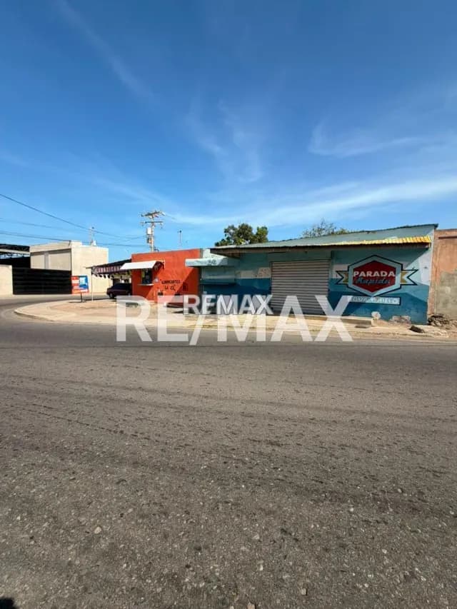 Terreno con locales en venta