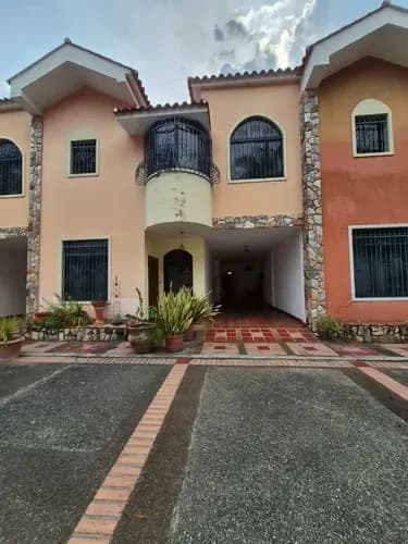 Town House En Venta Urb. Trigal Norte - Confort Y Seguridad Total. Planta 100%. Gerardo Hurtado