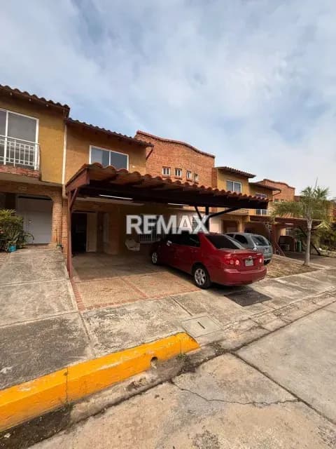 Townhouse en Altos del Rincón Mañongo Conjunto Con Pozo de Agua