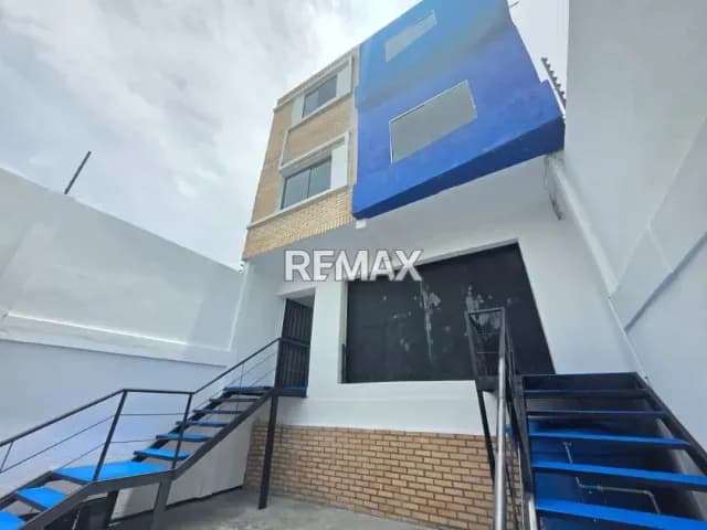 Edificio comercial ubicado en la vía principal santa teresa, sector barrio bolívar