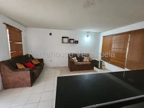 Cómoda Casa En Alquiler En Urb. Las Delicias, Coro # 26-18739
