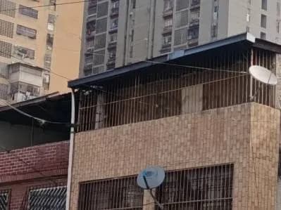 Oportunidad Única en Catia: Un Hogar con Historia y Potencial Comercial
