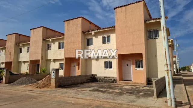 TOWNHOUSE EN GRIS EN VILLA STEPHANY EN VENTA, ZONA OESTE