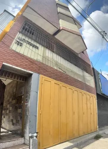 Inmoaragua Bienes Raíces Ofrece En Alquiler Local Comercial En Av. Bolívar Oeste. Cuenta Con 400 Mts2 (200 De Mezzanina), 3 Baños Y 2 Puestos De Estacionamiento. Posee Puerta Tipo Bóveda. Rm2127