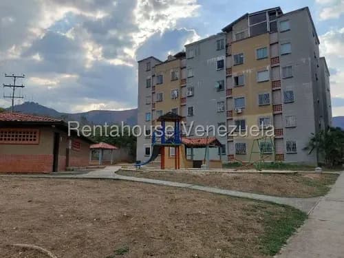 Apartamento En Venta Ubicado En La Esmeralda San Diego Carabobo 26-17618