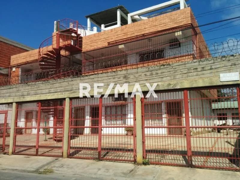 EN VENTA EDIFICIO PEQUEÑO CON UNA EXCELENTE UBICACION EN PLENO CASCO CENTRAL DE TUCACAS