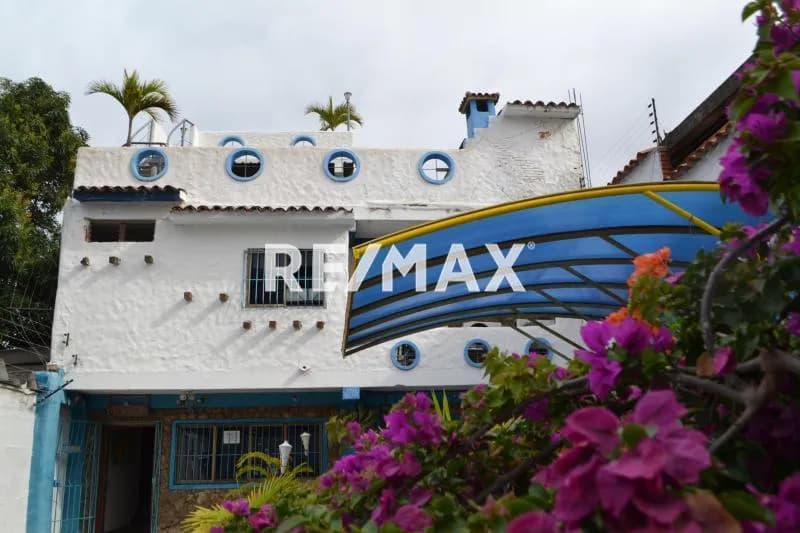 Remax Vende Bella Posada Totalmente Operativa