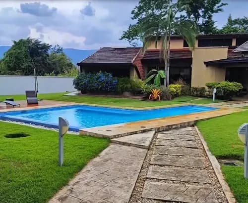 Quinta En Venta En Urbanización El Solar De Guataparo Valencia Edo. Carabobo (am)