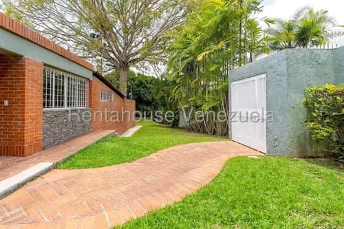 Esplendida Casa / Interesante Arquitectura / Remodelada / Amplio Jardin / Venta Mls 26-9626 La Lagunita