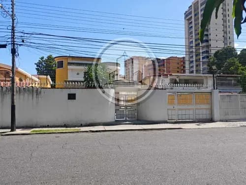 Ofrece Y Promociona Para La Venta De Hermosa Y Cómoda Quinta , Ubicado En La Urbanizacion Andres Bello. 013jsc