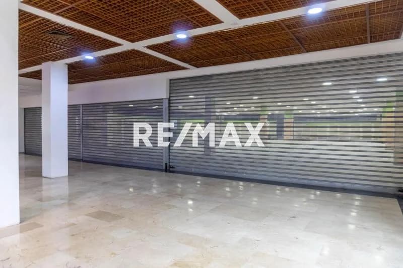 LOCAL DE 1500 METROS EN EL CENTRO COMERCIAL DORAL MALL