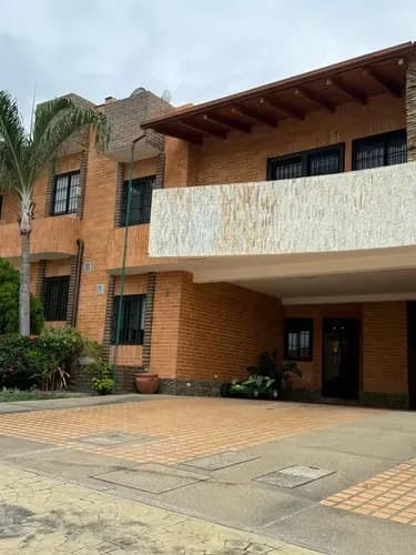 Yosmar Y Fernando Venden Townhouse En Costa Brava El Parral