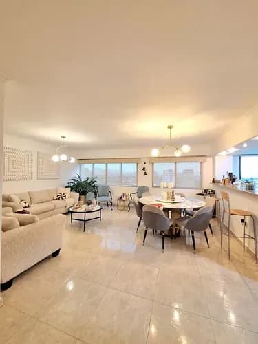 En Venta Penthouse Duplex, Res. Ana Veronica, Lecheria.
