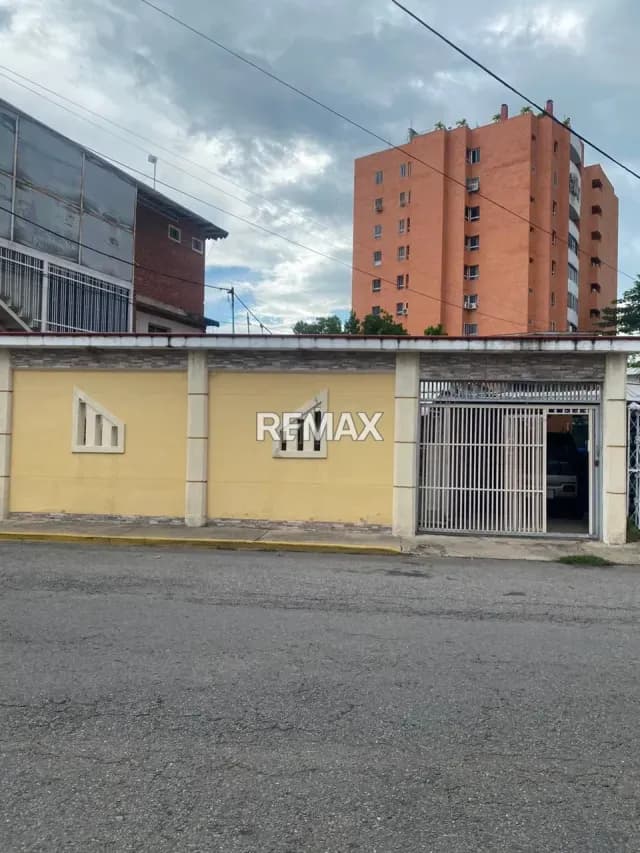 En Venta 2 casas con amplio terreno en la Av Ayacucho norte numero 105 urb La Democracia