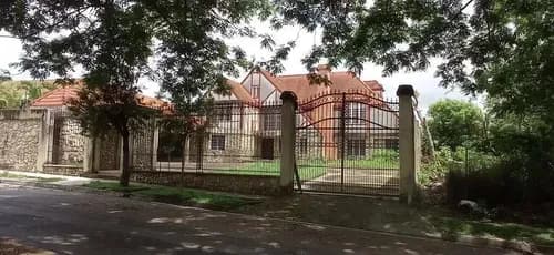 Casa Con Arquitectura Medieval, Estilo Tudor Guataparo Country Club