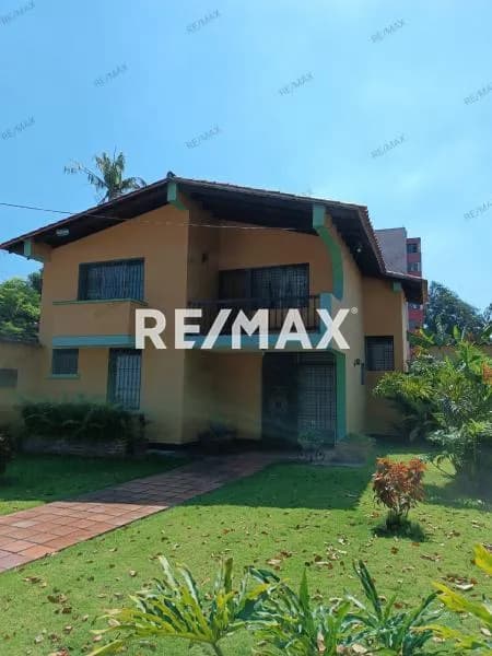 En venta Quinta de dos niveles en excelentes condiciones de mantenimiento en el sector Los Caobos.