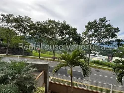 Apartamento En Venta En Lomas Del Sol Tipo Dúplex En Planta Baja Con Vista Al Ávila #26-15510