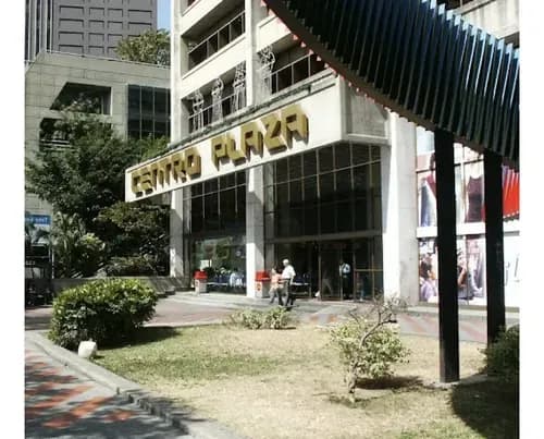 Se Alquila Local Comercial En Centro Plaza