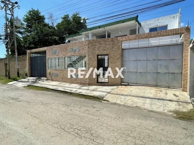 AMPLIA CASA CON ALTO POTENCIAL COMERCIAL EN MARGARITA: ¡CASA + 2 APARTAMENTOS EN EL SECTOR CAMORUCO