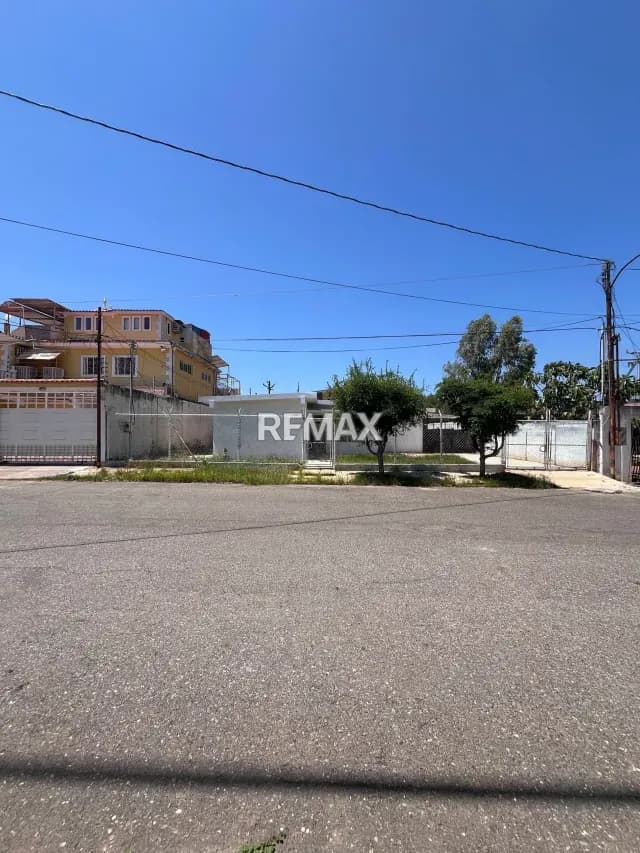 Casa para remodelar en la Urbanización Monte Bello, zona norte.