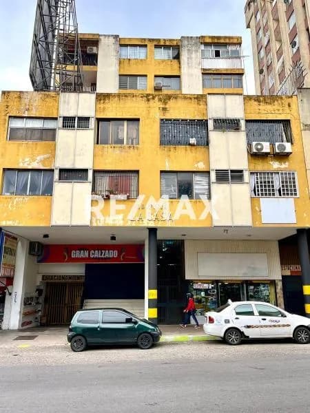 Oficina en la 7ma Av. Edificio. La Casa planta baja.