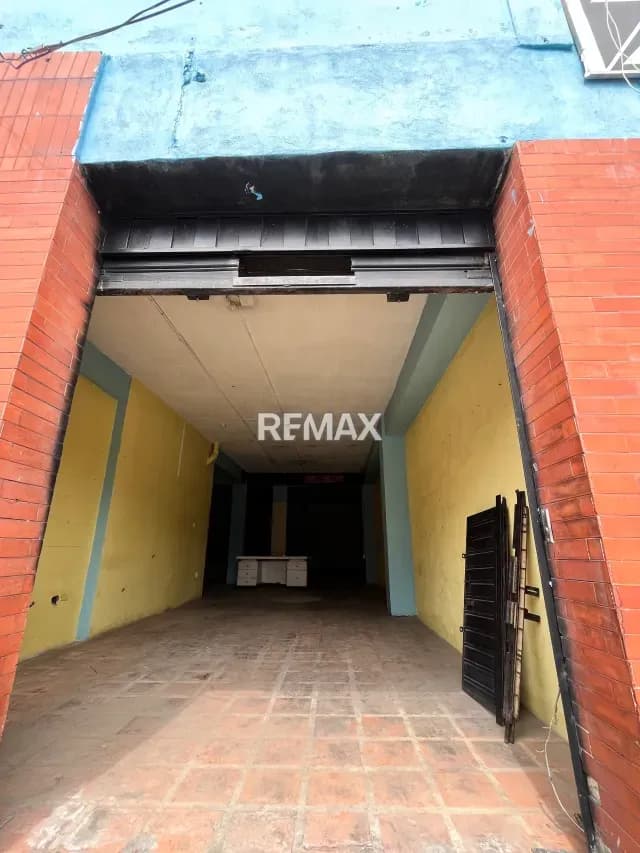 En alquiler local comercial a pie de calle 42 en zona repuestera!