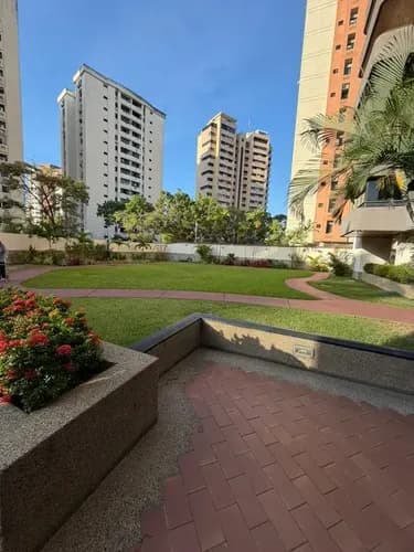 *vendo Apartamento Valles De Camoruco* Res. La Cascada *$100.000* 180 M2 5 Baños 3 Habitaciones Más Servicio Más Estudio Sala Comedor Balcón Pozo Planta Aire Central Piso Bajo . An