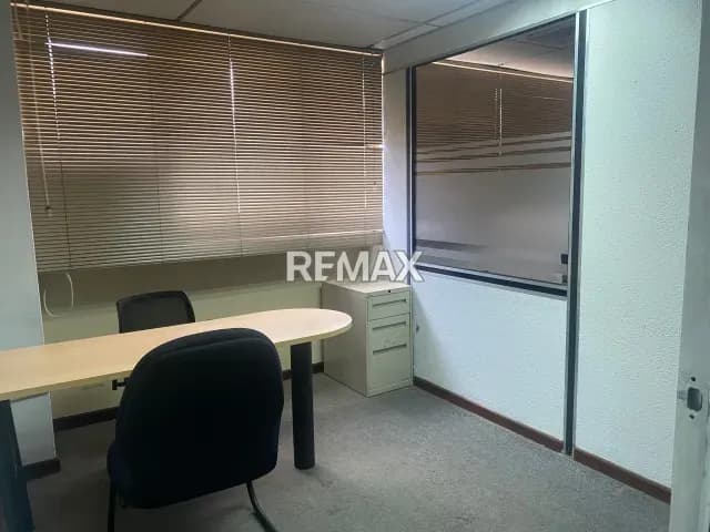 Oficina en Alquiler en la Zona Industrial de La Trinidad Baruta, incluye acceso a áreas comunes como Salón de coferencia, comedor, baños y recepción.