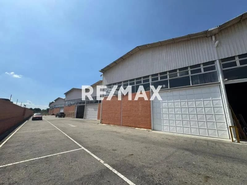Se Alquila Galpón 530m2 con local comercial en C.C. IL PORTICO