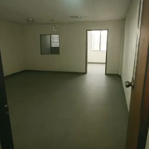 Galpón Con Local Y Oficinas En Venta- Excelente Ubicación (cn)
