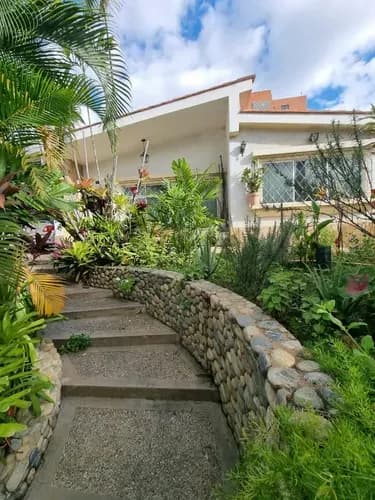 Casa Comercial En La Viña Valencia Ubicada Relativamente Cerca De Charlotte Para Actualizar 495 Mtrs2 De Terreno 258 Mtrs2 De Construcción 3 Habitaciones + Habitación De Servicio Con Su Baño 1 A