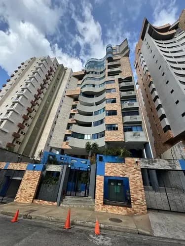 Apartamento En Urb. El Bosque. Calle Cerrada. Zc.p